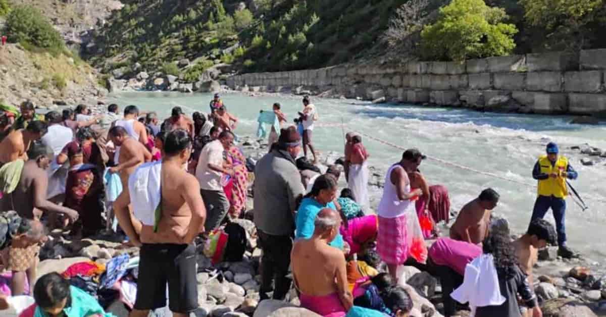 Pushker Kumbh 2025 in Mana Village: 25,000+ Devotees Bathe in Saraswati River at Keshav Prayag